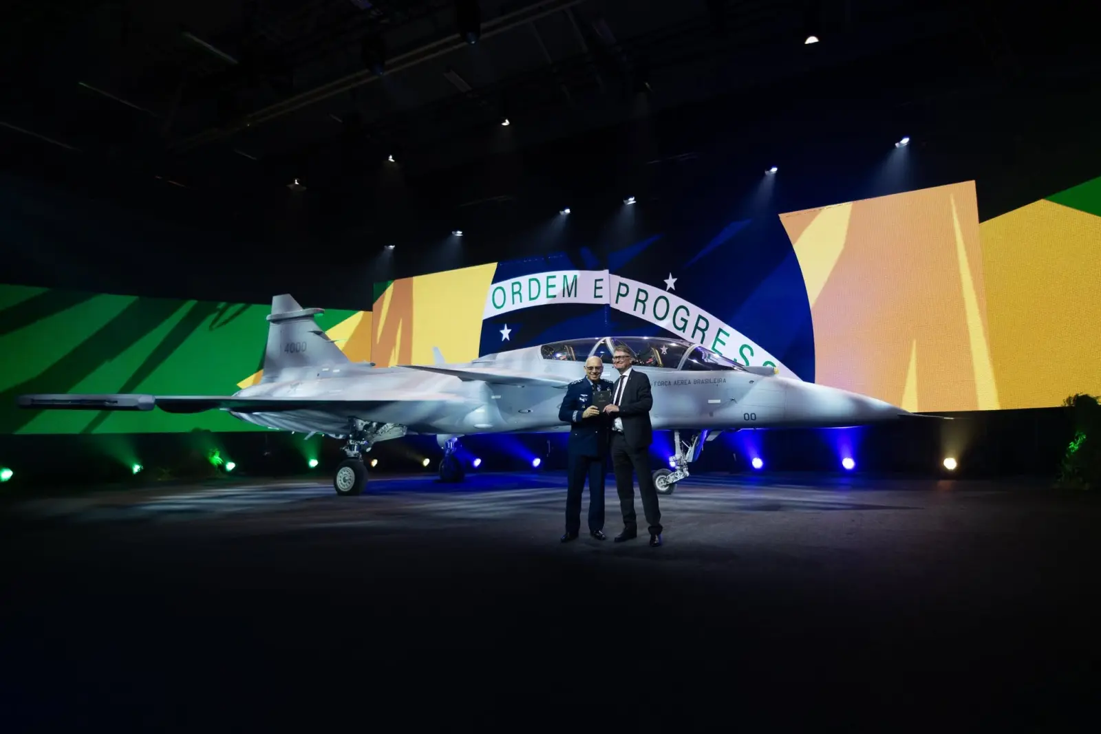 Saab presentó el primer Gripen F