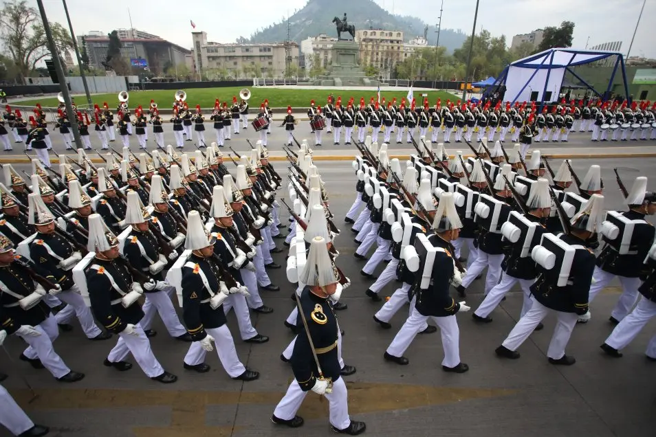 Desfile en honor al Ejército con cerca de 2.000 efectivos frente al monumento a Baquedano