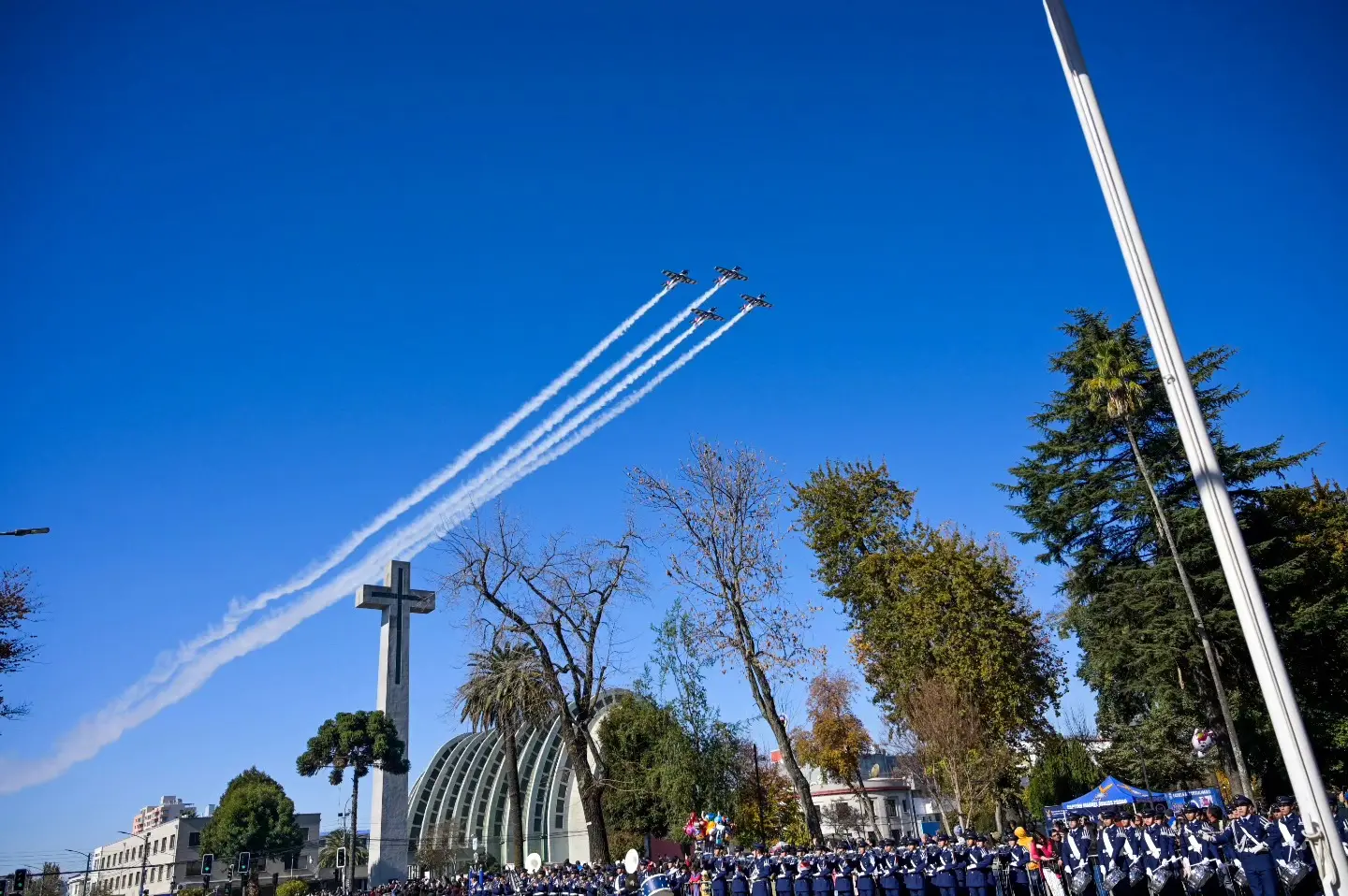 En la Plaza de Armas de Chillán se realizó el desfile cívico militar en conmemoración del 138º Aniversario del Natalicio del Comodoro Arturo Merino Benítez