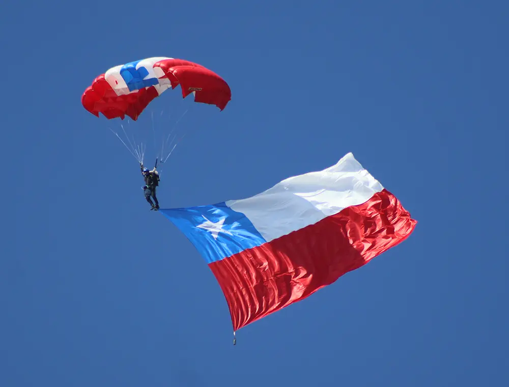 Boinas Azules realizaron descenso con humo tricolor y despliegue de bandera chilena en FIDAE 2026
