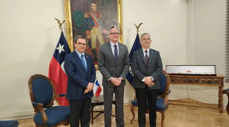 Ministro Barros se reúne con embajador de Gran Bretaña en Chile