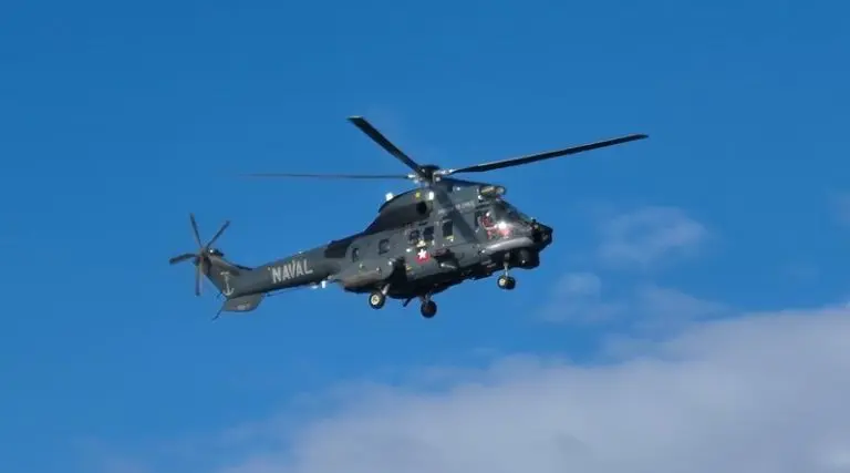 Ministro Barros destaca capacidades estratégicas de la Armada durante despliegue naval en el Estrecho de Magallanes
