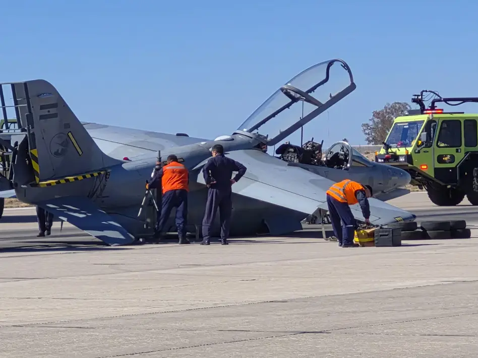 Un IA-63 Pampa II de la Fuerza Aérea Argentina realiza un aterrizaje de emergencia en Mendoza