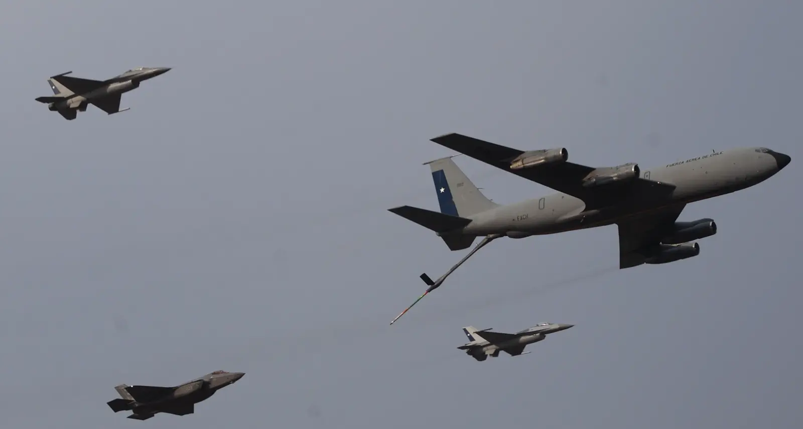 KC-135, F-35 y dos F-16 protagonizaron demostración de reabastecimiento en vuelo en FIDAE 2026