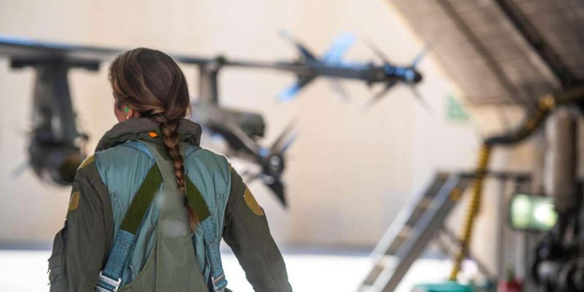 Treinta mujeres, incluyendo pilotos, están tomando parte de la campaña aérea sobre Irán