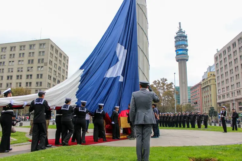“Gran Bandera del Bicentenario” se iza en el centro de la capital