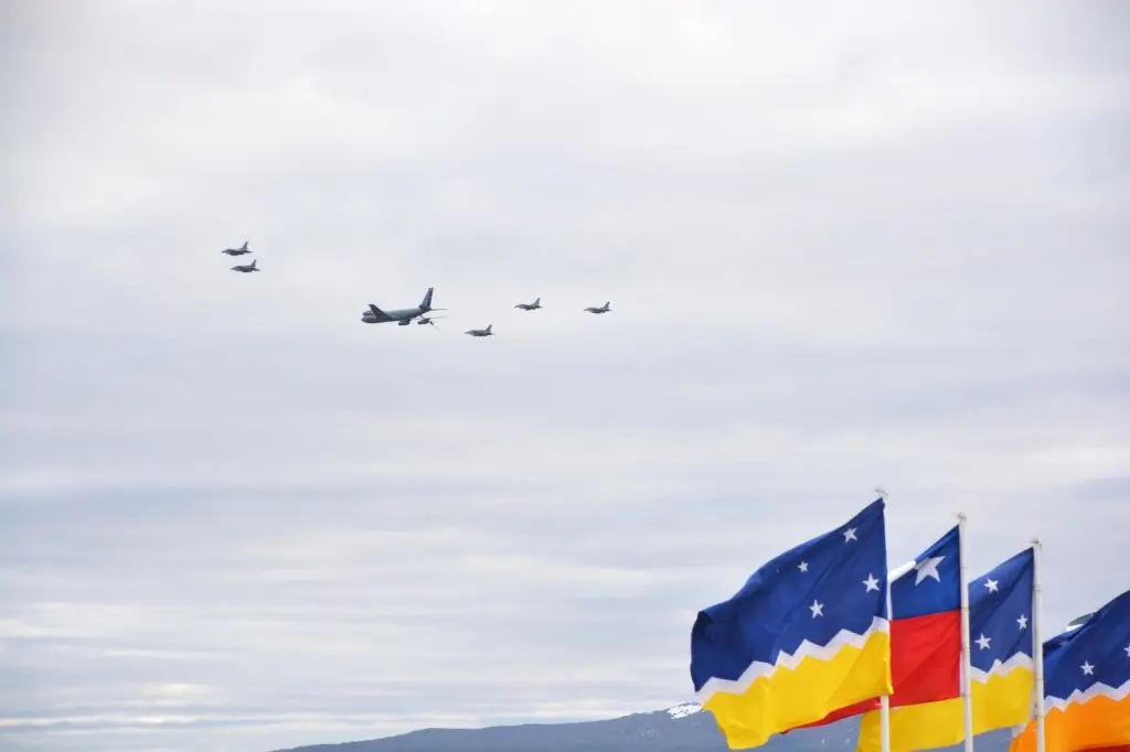 FACH REALIZA ENTRENAMIENTO DE AVIONES DE COMBATE EN LA ZONA AUSTRAL DE CHILE