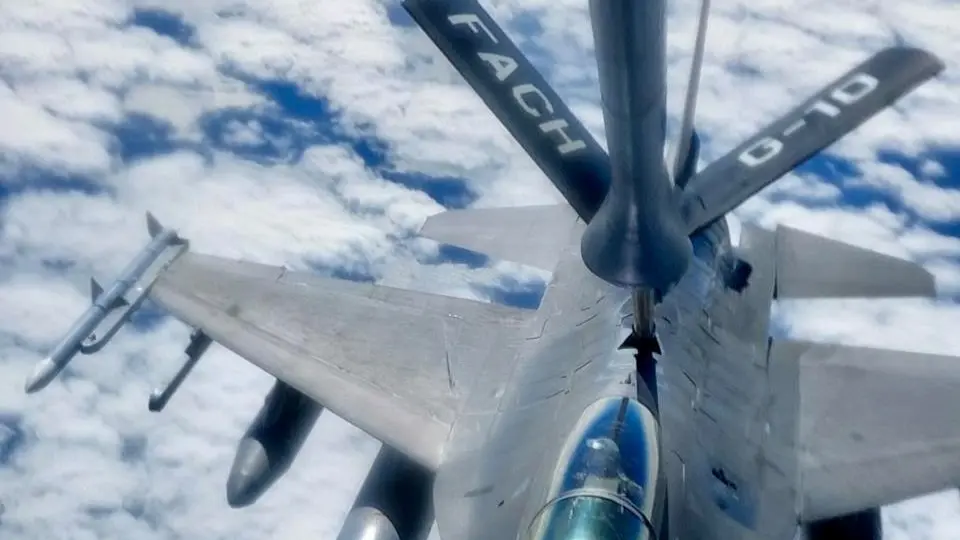 SALITRE 2026: KC-135 DE LA FACH REABASTECE A F-16D BLOCK 40 DE LA USAF
