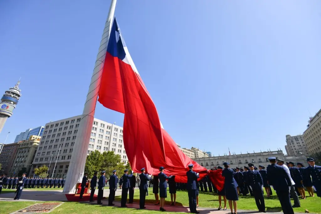 FUERZA AÉREA REALIZA IZAMIENTO DE LA GRAN BANDERA NACIONAL