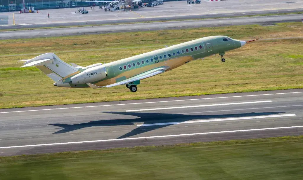 El motor Rolls-Royce Pearl 10X impulsa el primer vuelo del Dassault Falcon 10X.