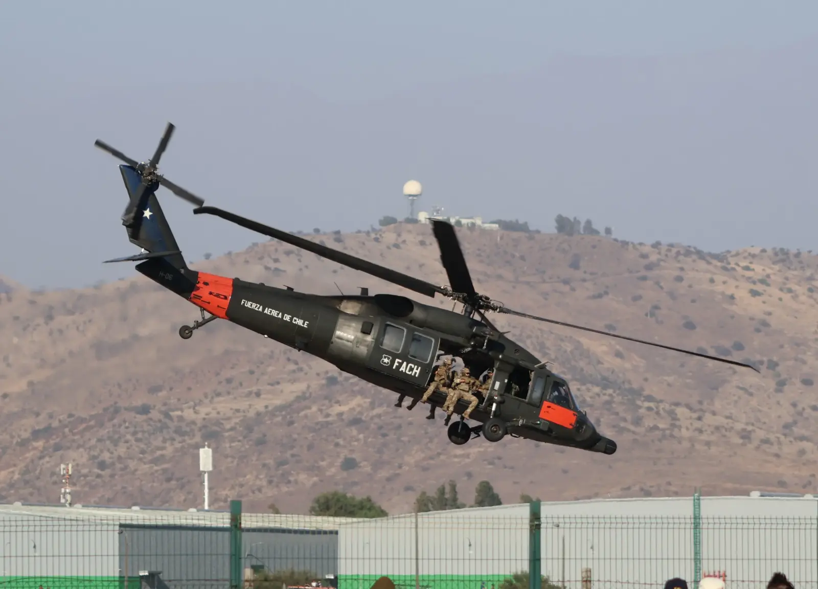 FIDAE 2026 vivió una intensa jornada con una presentación de rescate táctico, Los Halcones, F-16 y F-5 Tigre III