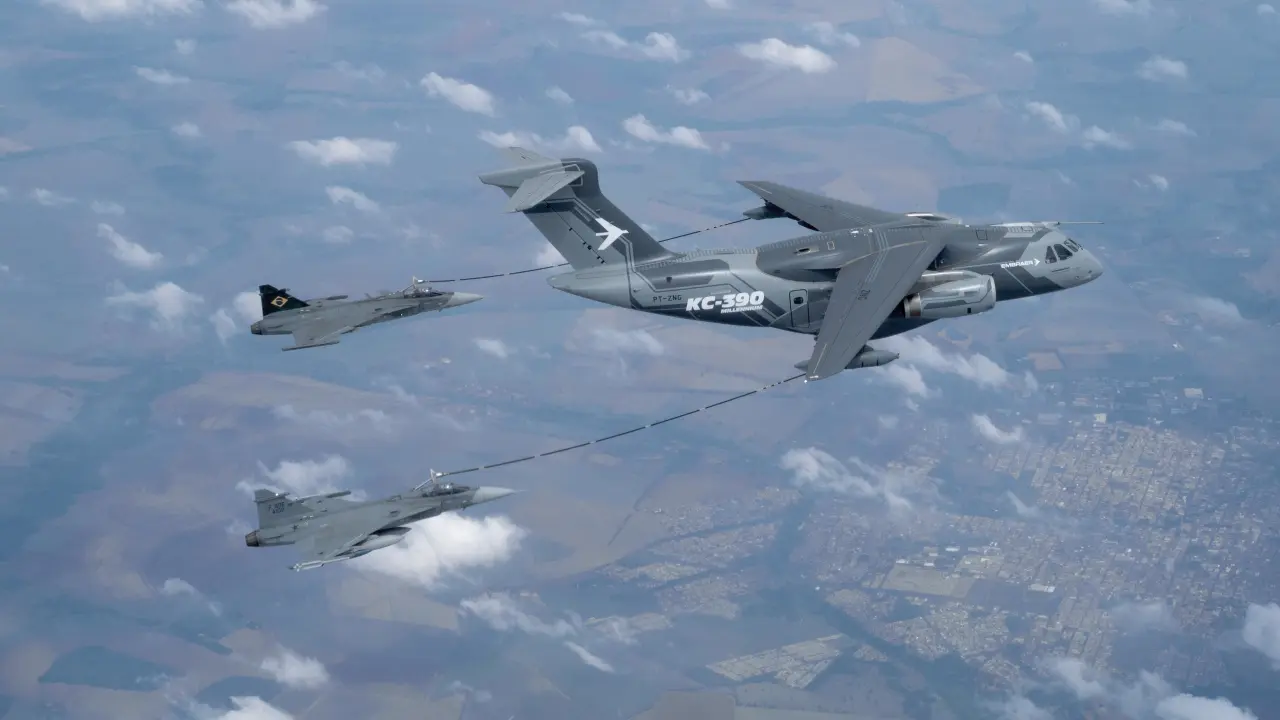 Colombia adquiere el KC-390 Millennium para modernizar sus capacidades de transporte aéreo y reabastecimiento de combustible en vuelo.